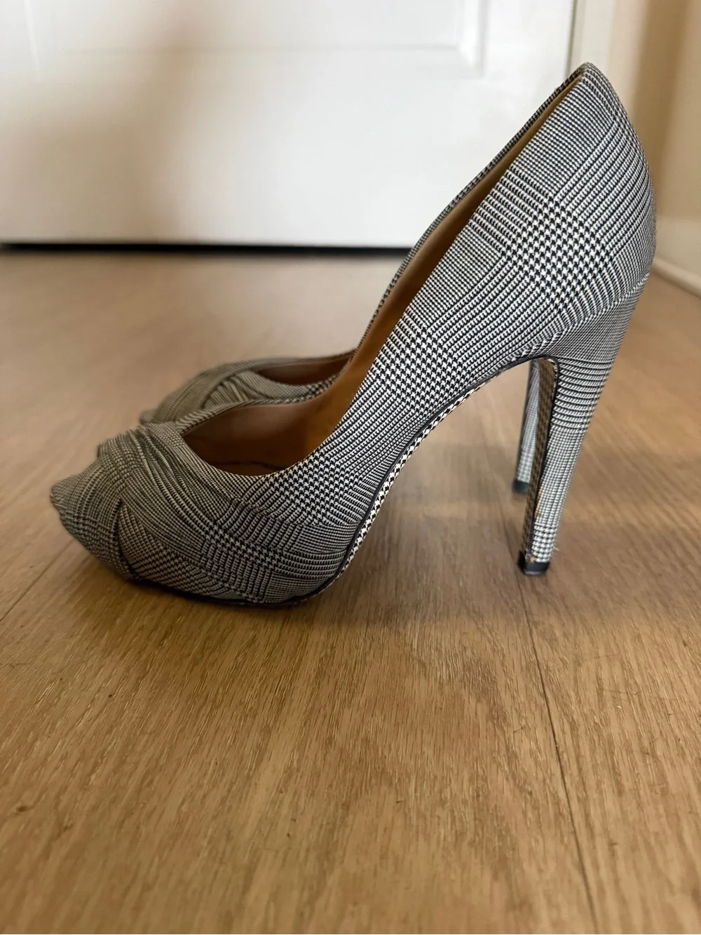 Salvatore Ferragamo Peep Toe Heels Black White Houndstooth Pumps Size 6.5 - Picture 4 of 7